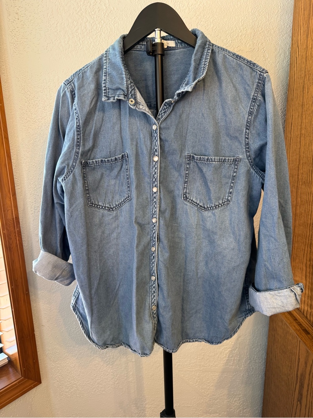 Maurice’s womens Denim Snap long sleeve Shirt. Size XXL.